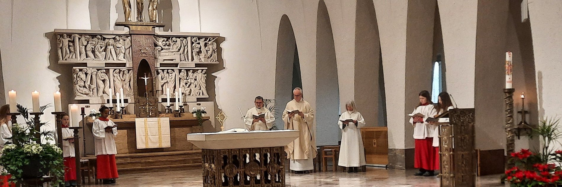 Altarraum mit Pfarrer, Pastoralreferentin und Messdienern beim Patronatsgottesdienst am 1. Februar 2026
