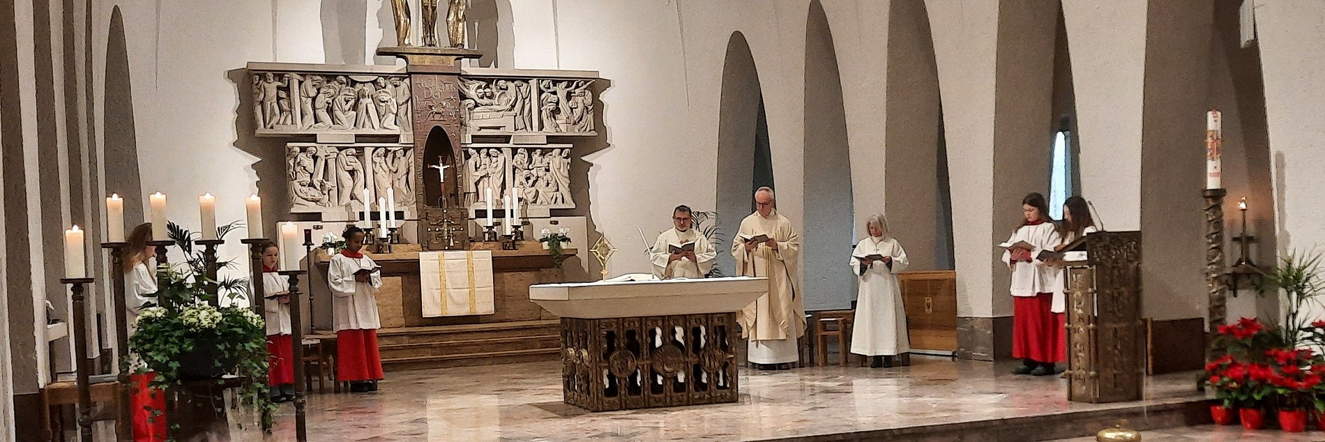 Altarraum mit Pfarrer, Pastoralreferentin und Messdienern beim Patronatsgottesdienst am 1. Februar 2026