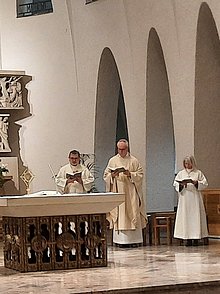 Altarraum mit Pfarrer, Pastoralreferentin und Messdienern beim Patronatsgottesdienst am 1. Februar 2026
