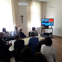 Gespannt verfolgte die Gruppe das erste Auftreten unseres neuen Papstes Leo XIV. Gespannt verfolgte die Gruppe das erste Auftreten unseres neuen Papstes Leo XIV.