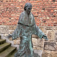 Statue des Hl. Vinzenz Pallotti auf der Treppe zur Kirche St. Marien