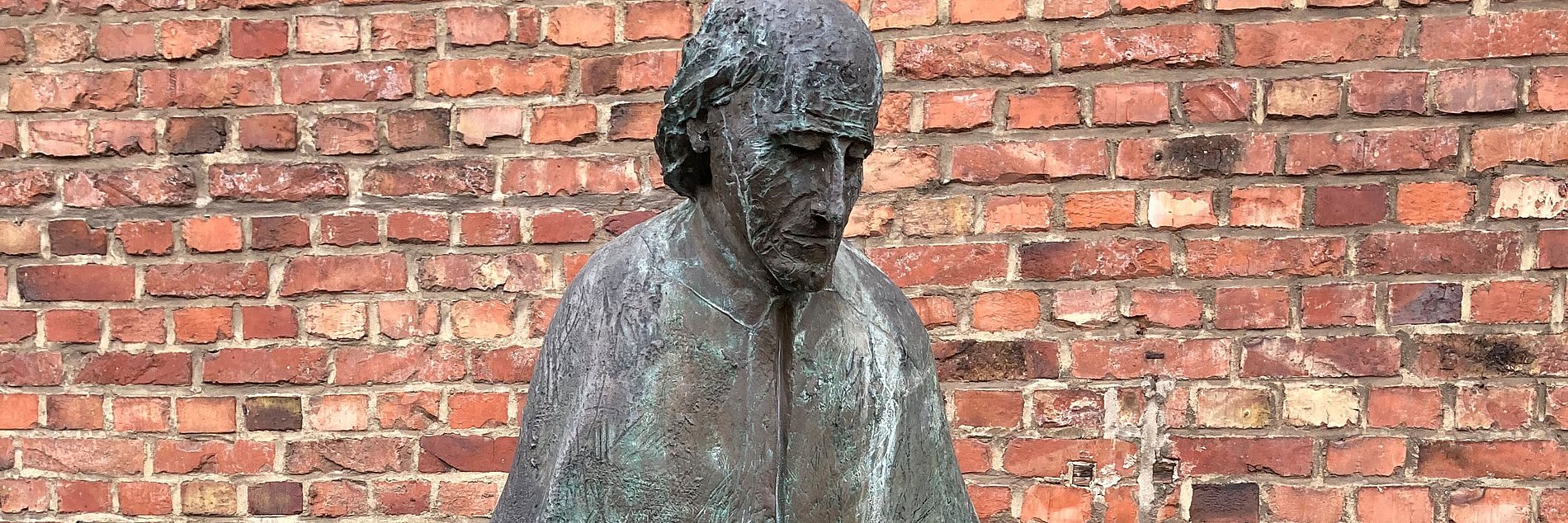 Statue des Hl. Vinzenz Pallotti auf der Treppe zur Kirche St. Marien