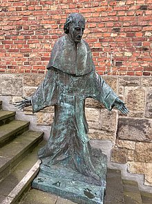 Statue des Hl. Vinzenz Pallotti auf der Treppe zur Kirche St. Marien