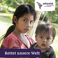 Ein junges Mädchen aus dem Amazonas-Gebiet hält ein Kleinkind auf dem Arm