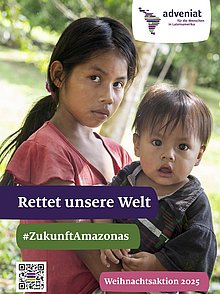 Ein junges Mädchen aus dem Amazonas-Gebiet hält ein Kleinkind auf dem Arm
