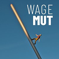 Modell eines Männchens, das eine schräg in den Himmel stehende Stange hoch geht.