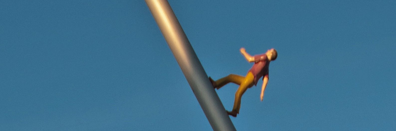 Modell eines Männchens, das eine schräg in den Himmel stehende Stange hoch geht.