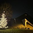 In der Dunkelheit leuchtender Weihnachtsbaum an der Kirche St. Jakobus Lindenholzhausen.