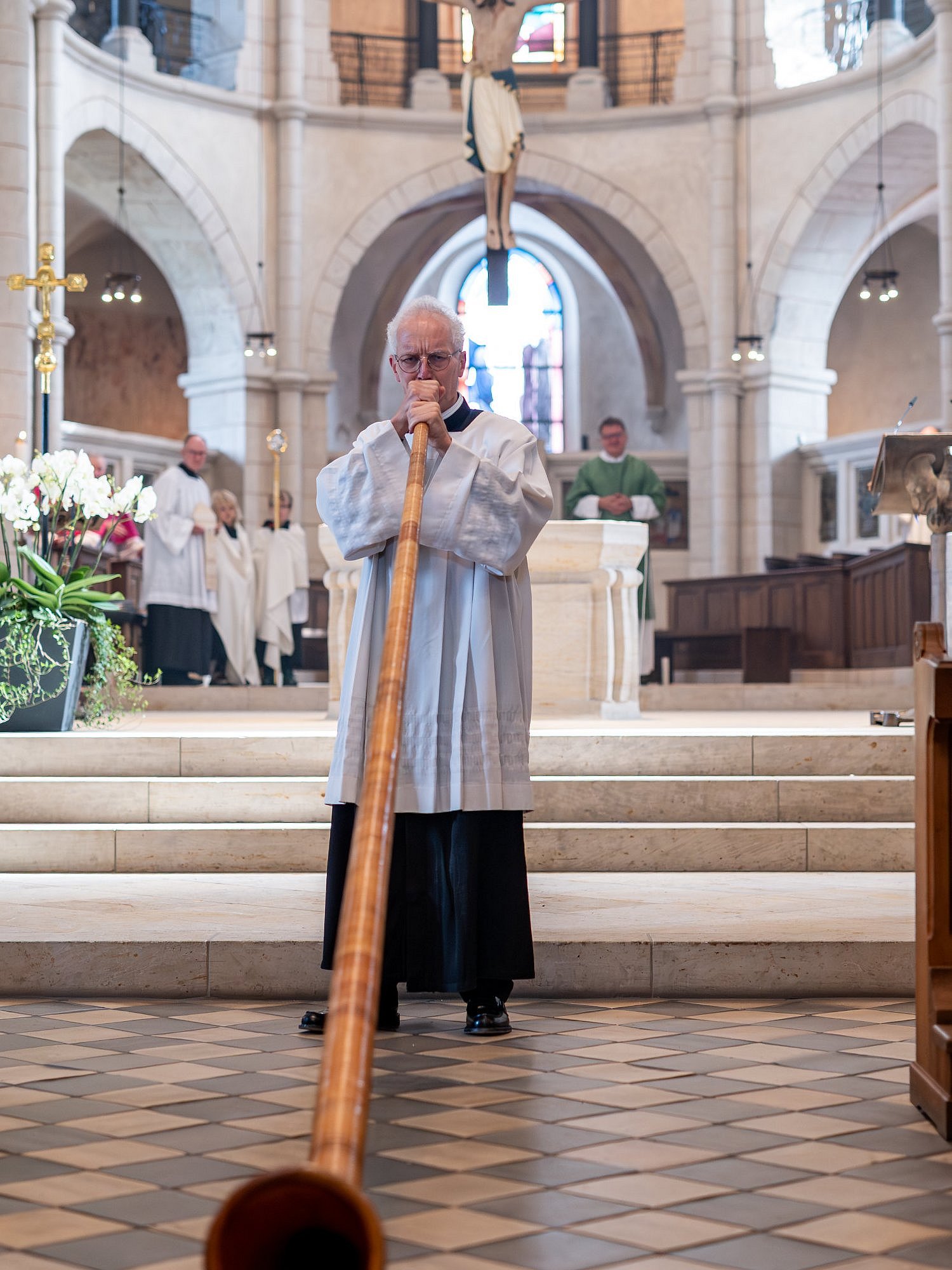 Bruder Elmar bläst zum Abschied im Limburger Dom in sein Alphorn.