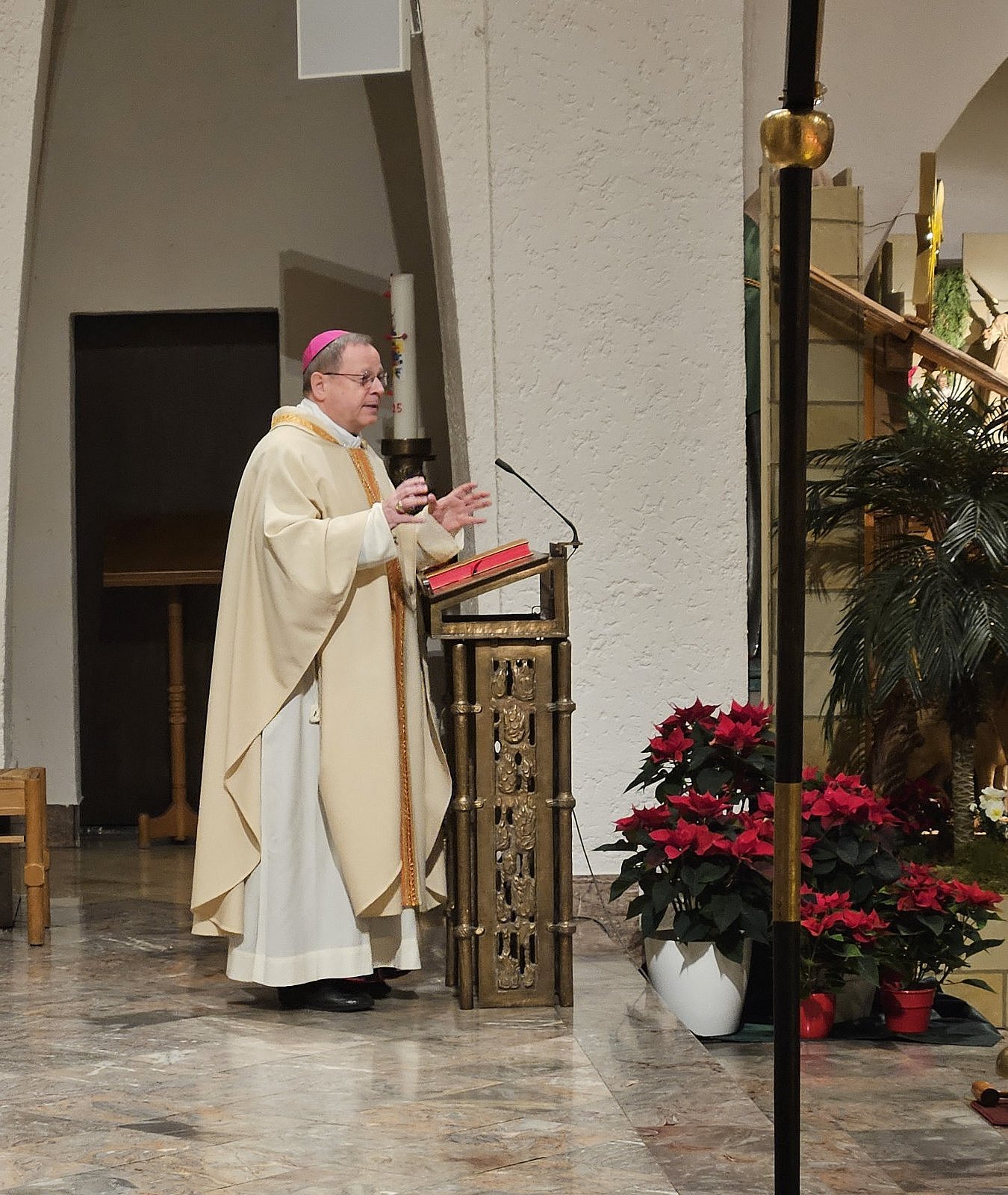Bischof Georg bei der Predigt am Ambo.