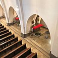 Blick von der Empore der Pallottinerkiche St. Marien in eine Kapelle mit Taufstein im Seitenschiff