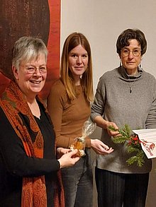 Vier Damen stehen nebeneinander lächelnd in die Kamera. 