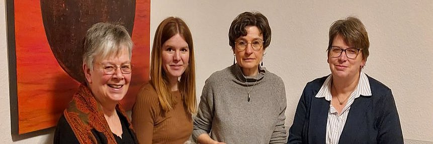 Vier Damen stehen nebeneinander lächelnd in die Kamera. 