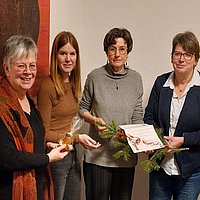 Vier Damen stehen nebeneinander lächelnd in die Kamera. 