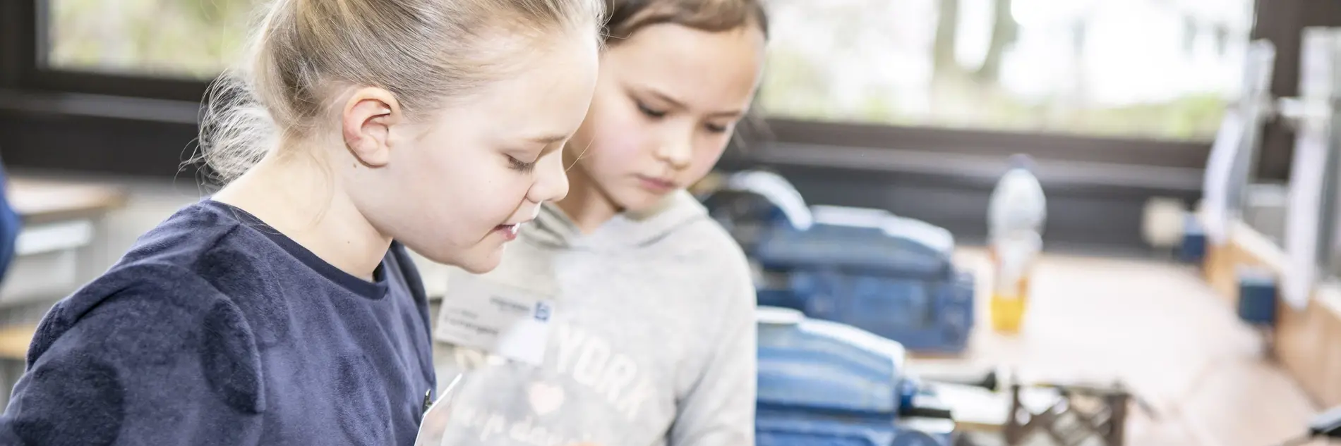 Zwei Mädchen bei der Vorstellung eines handwerklichen Berufs beim Girl'sDay 2019