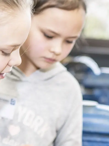 Zwei Mädchen bei der Vorstellung eines handwerklichen Berufs beim Girl'sDay 2019