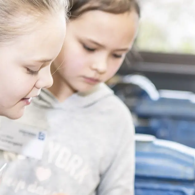 Zwei Mädchen bei der Vorstellung eines handwerklichen Berufs beim Girl'sDay 2019