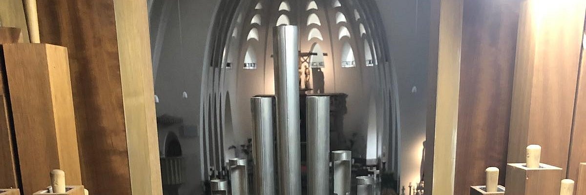 Blick durch das Rueckpositiv der großen Orgel in der Pallottinerkirche St. Marien