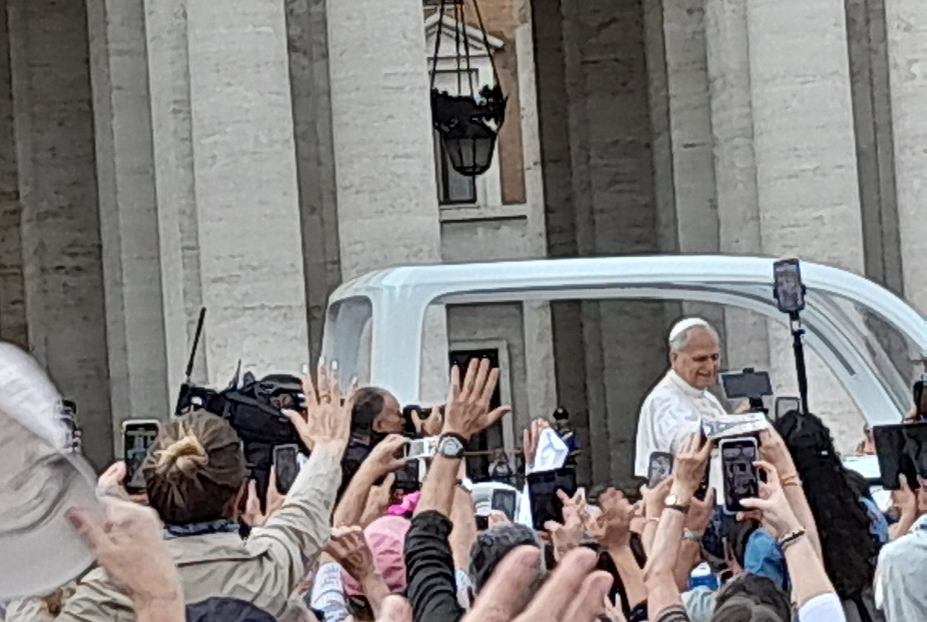 Papst Leo XIV. im Papamobil