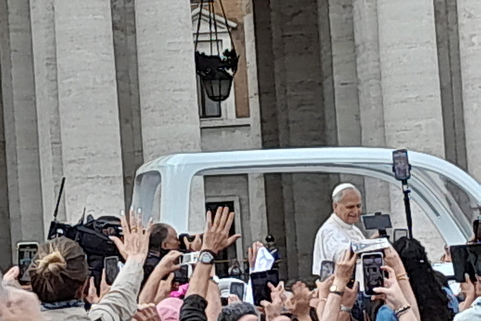 Papst Leo XVI im Papamobil