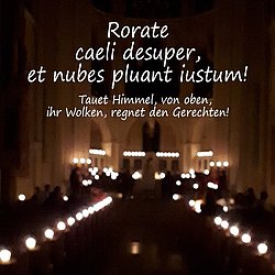 Kerzen leuchten im an sonsten unbeleuchteten Limburger Dom