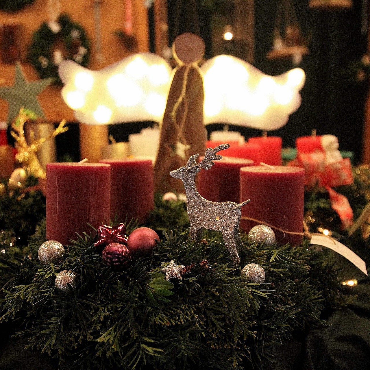 Adventskranz mit Engel in einem Raum von adventlicher Stimmung