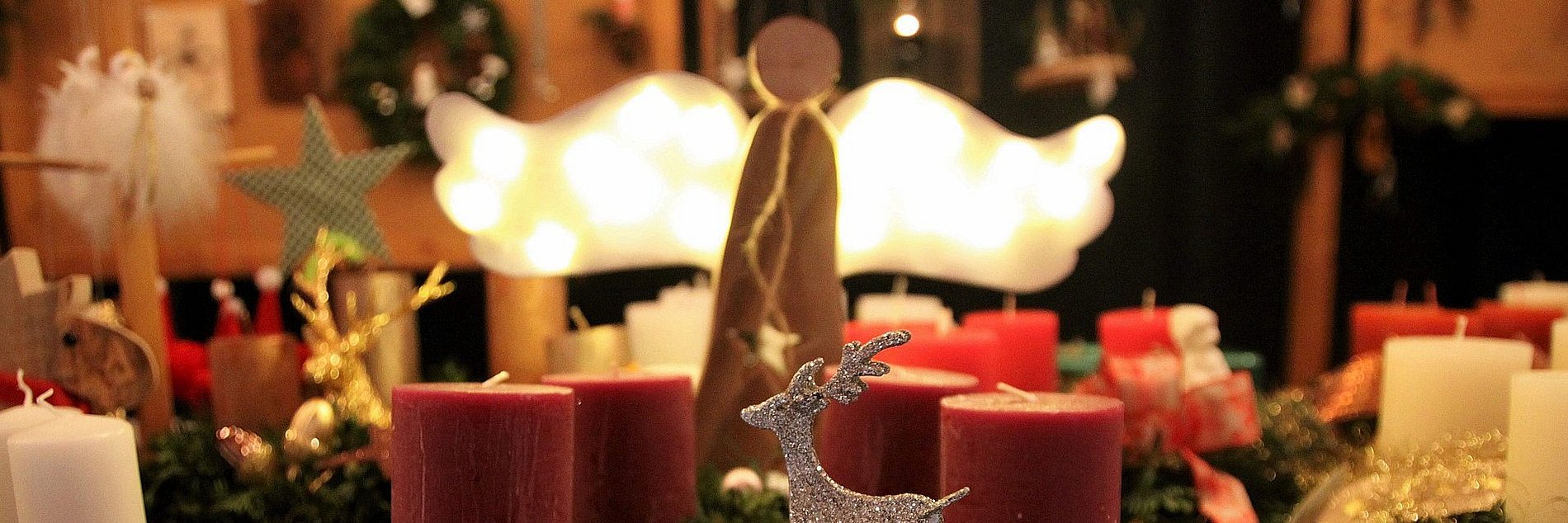 Adventskranz mit Engel in einem Raum von adventlicher Stimmung