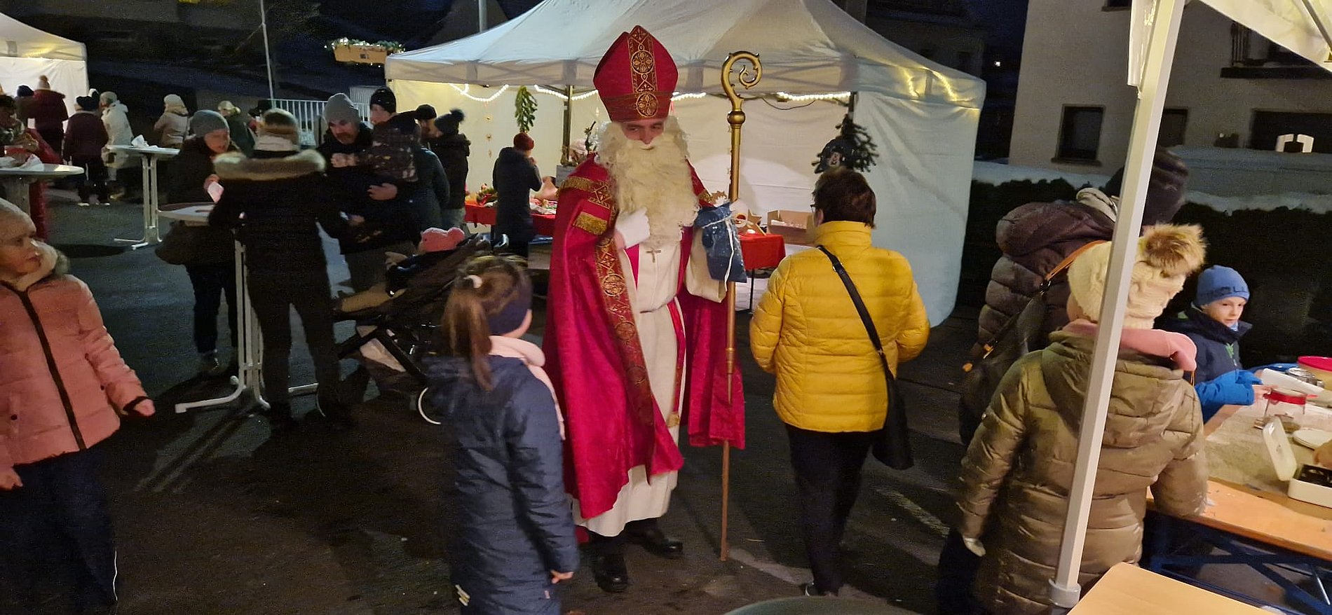 Der Hl. Nikolaus auf dem Nikolausmarkt in Dehrn