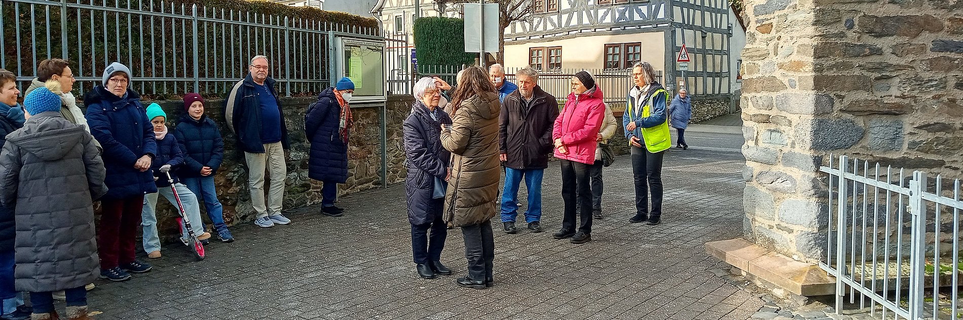Gläubige erhalten von Pastoralreferentin Renate Ruß das Aschekreuz vor der Kirche in Elz