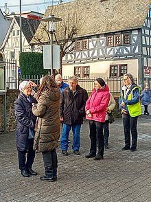 Gläubige erhalten von Pastoralreferentin Renate Ruß das Aschekreuz vor der Kirche in Elz