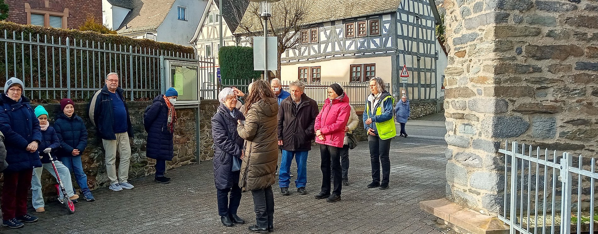 Gläubige erhalten von Pastoralreferentin Renate Ruß das Aschekreuz vor der Kirche in Elz