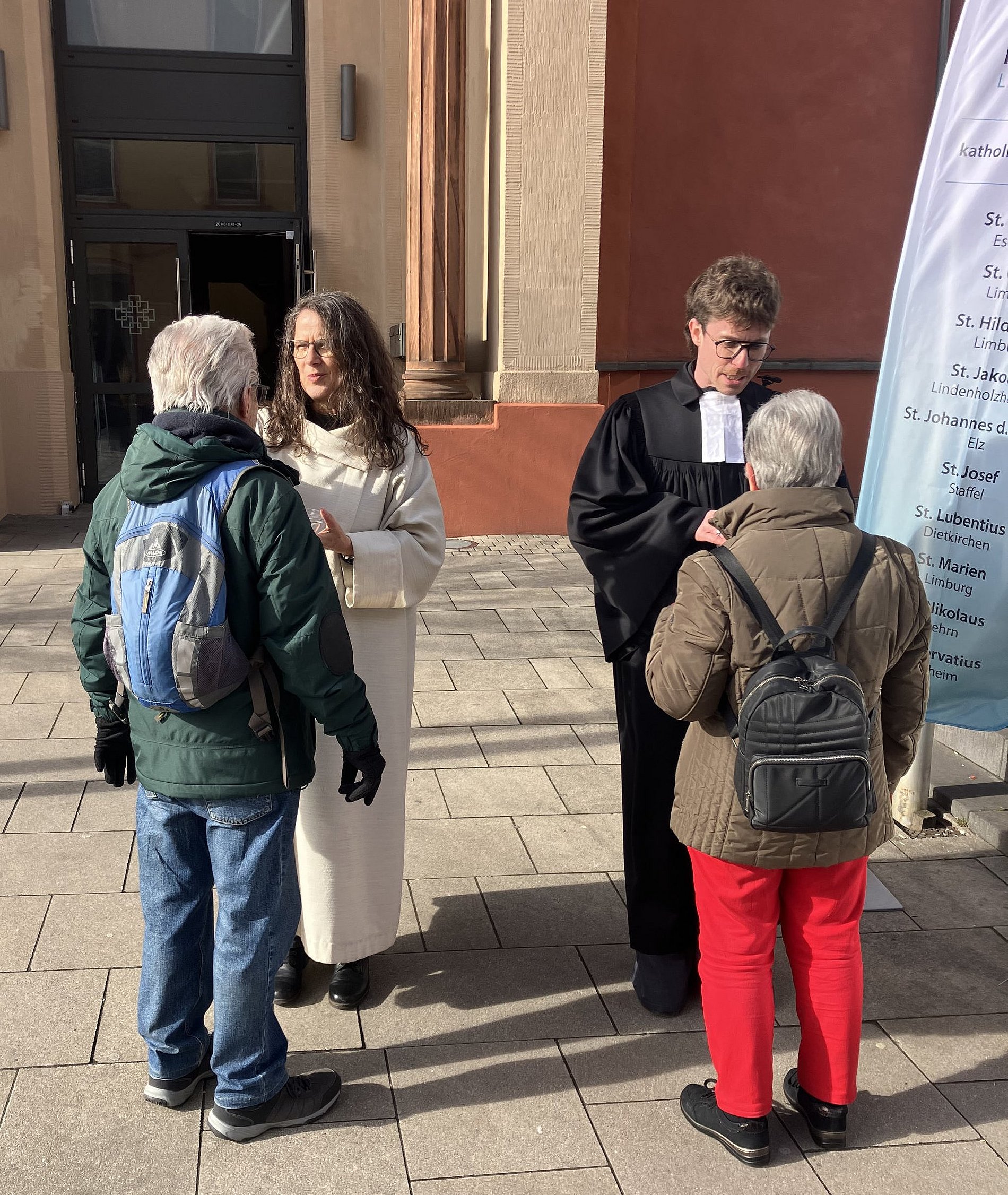 Gläubige erhalten vor der evangelischen Kirche in Limburg das Aschekreuz.