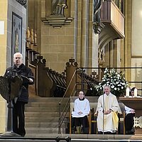 Weihbischof em. Manfred Grothe freute sich über den Besuch aus Limburg und richtete zum Abschluss noch einige warmherzige Worte an die Gruppe. Weihbischof em. Manfred Grothe freute sich über den Besuch aus Limburg und richtete zum Abschluss noch einige warmherzige Worte an die Gruppe.
