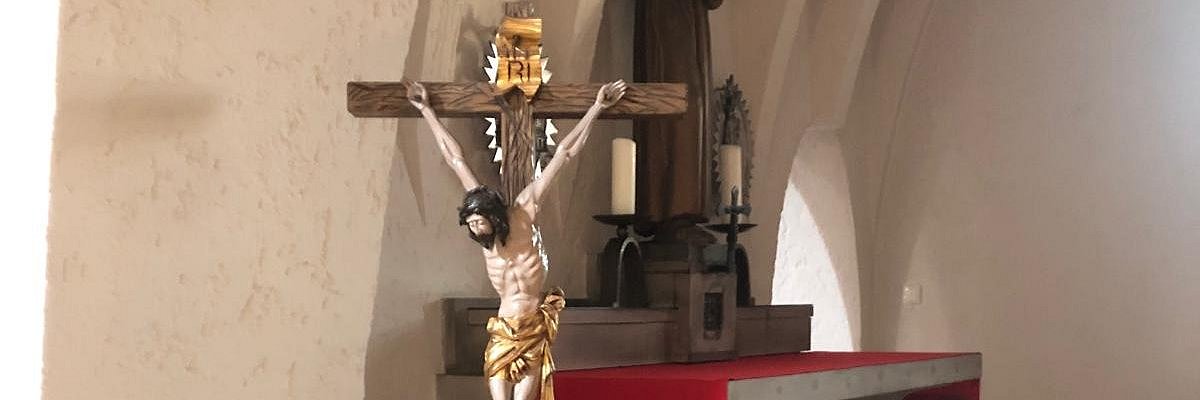 Kruzifix - cruci fixus - ans Kreuz geheftet - in einer Seitenkapelle der Limburger Pallottinerkirche.