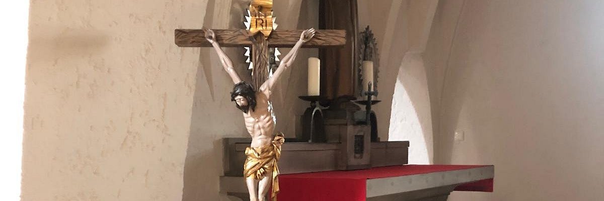 Kruzifix - cruci fixus - ans Kreuz geheftet - in einer Seitenkapelle der Limburger Pallottinerkirche.