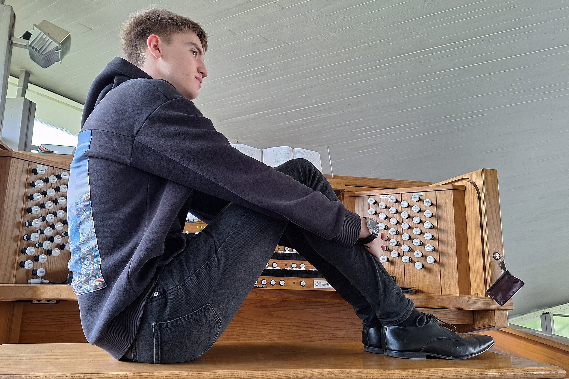 Julian Quint sitzend auf der Orgelbank