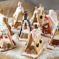 Knusperhäuschen aus Keksen, verziert mit Süßigkeiten