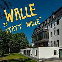 Das Gebäude des Hildegardishofs bei strahlendem Sonnenschein und blauem Himmel