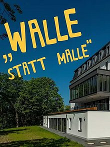 Das Gebäude des Hildegardishofs bei strahlendem Sonnenschein und blauem Himmel