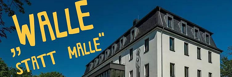 Das Gebäude des Hildegardishofs bei strahlendem Sonnenschein und blauem Himmel