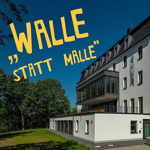 Das Gebäude des Hildegardishofs bei strahlendem Sonnenschein und blauem Himmel