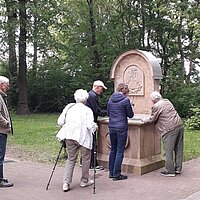 Viele Pilgernde wuschen sich mit dem Quellwasser des Brünnekens die Augen. Viele Pilgernde wuschen sich mit dem Quellwasser des Brünnekens die Augen.
