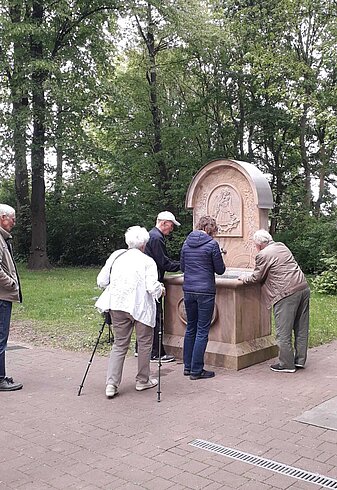 Viele Pilgernde wuschen sich mit dem Quellwasser des Brünnekens die Augen. Viele Pilgernde wuschen sich mit dem Quellwasser des Brünnekens die Augen.